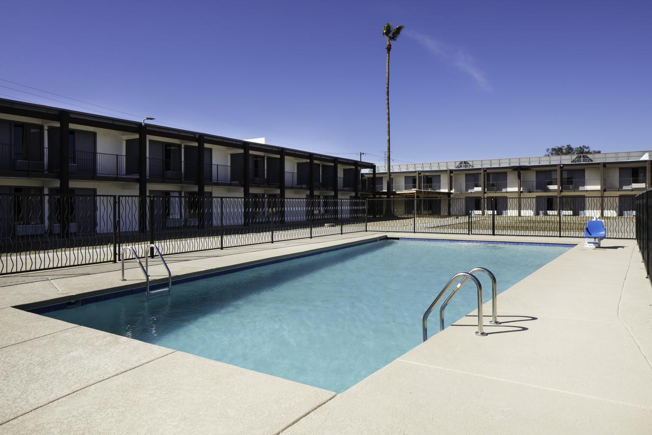 Red Lion Inn & Suites Tucson Downtown Exterior photo